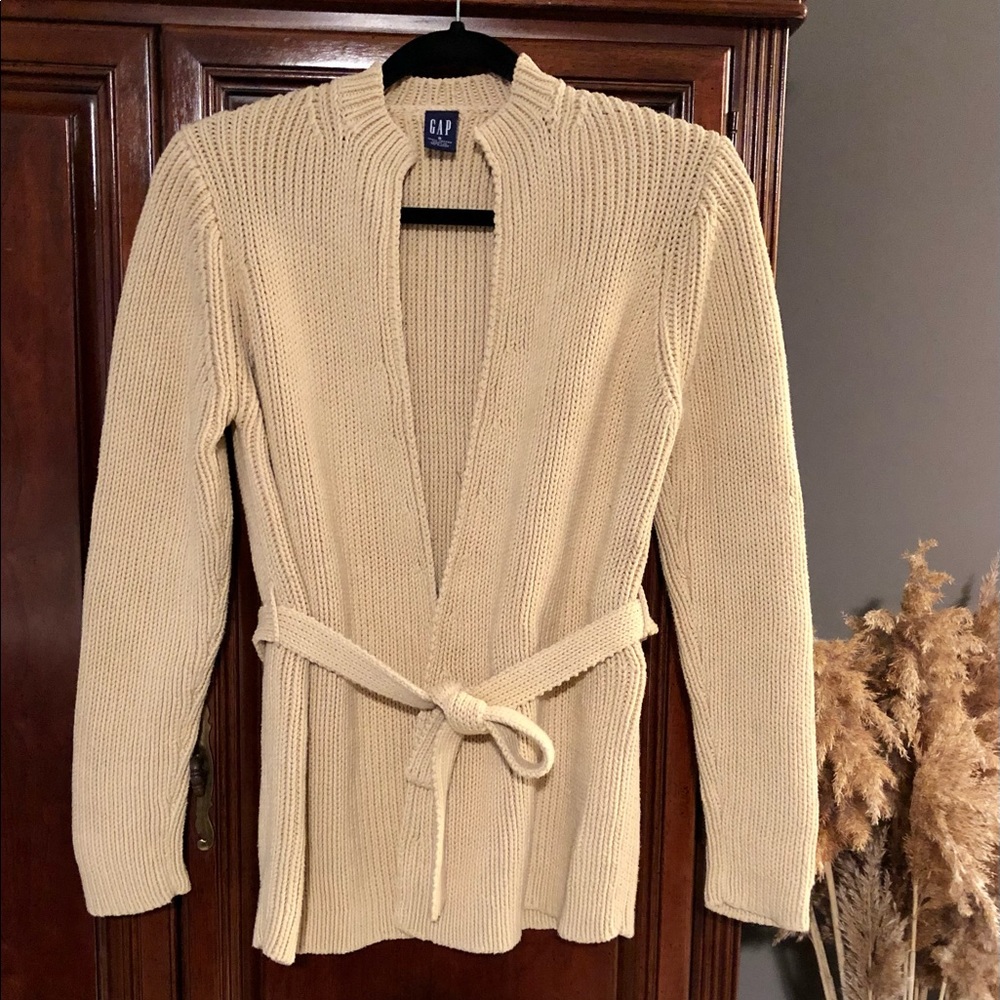 Like new. Women’s GAP 100% cotton “ coat “ sweater.